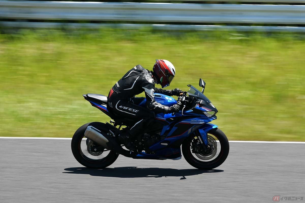 カワサキ「Ninja ZX-4RR」を試乗する筆者(伊丹孝裕)