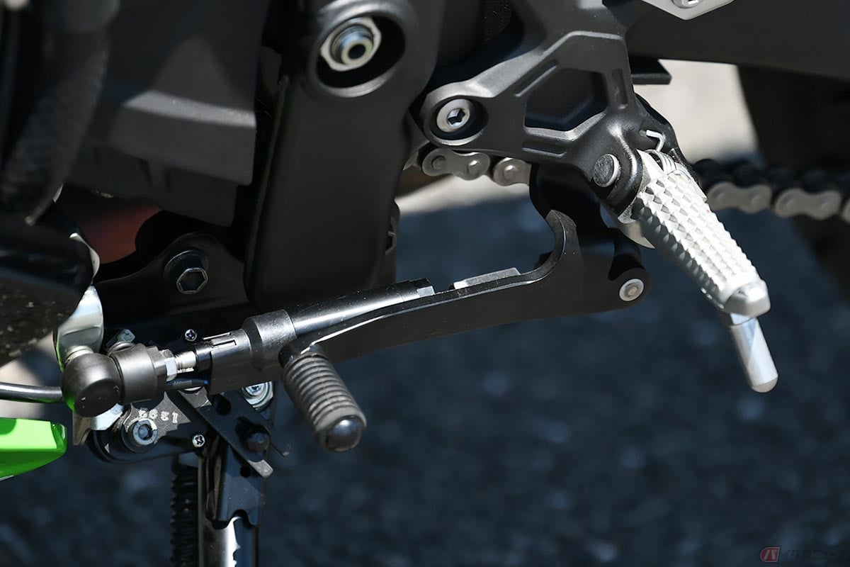 カワサキ「Ninja ZX-4R」シリーズに標準装備されたKQS(カワサキクイックシフター)。優れた精度を誇ります。