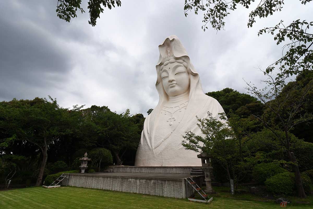 優しい表情の「大船観音」。体内に本尊が祀られている