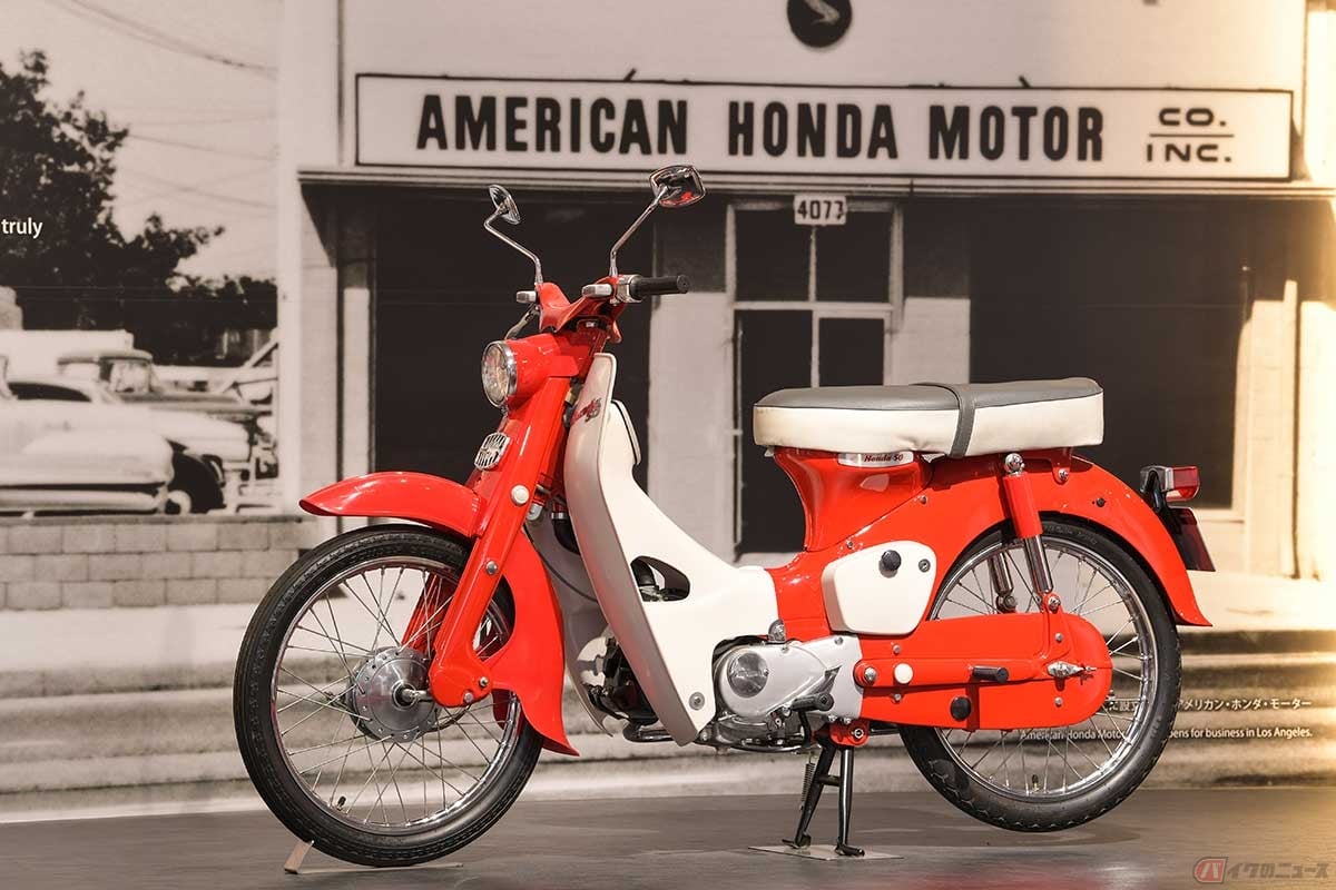ホンダ初の海外進出で、最初のヒット作となった輸出専用車「CA100」(1964年)。撮影車両はホンダコレクションホール1階に展示され、当時のアメリカン・ホンダの店舗前をイメージした演出