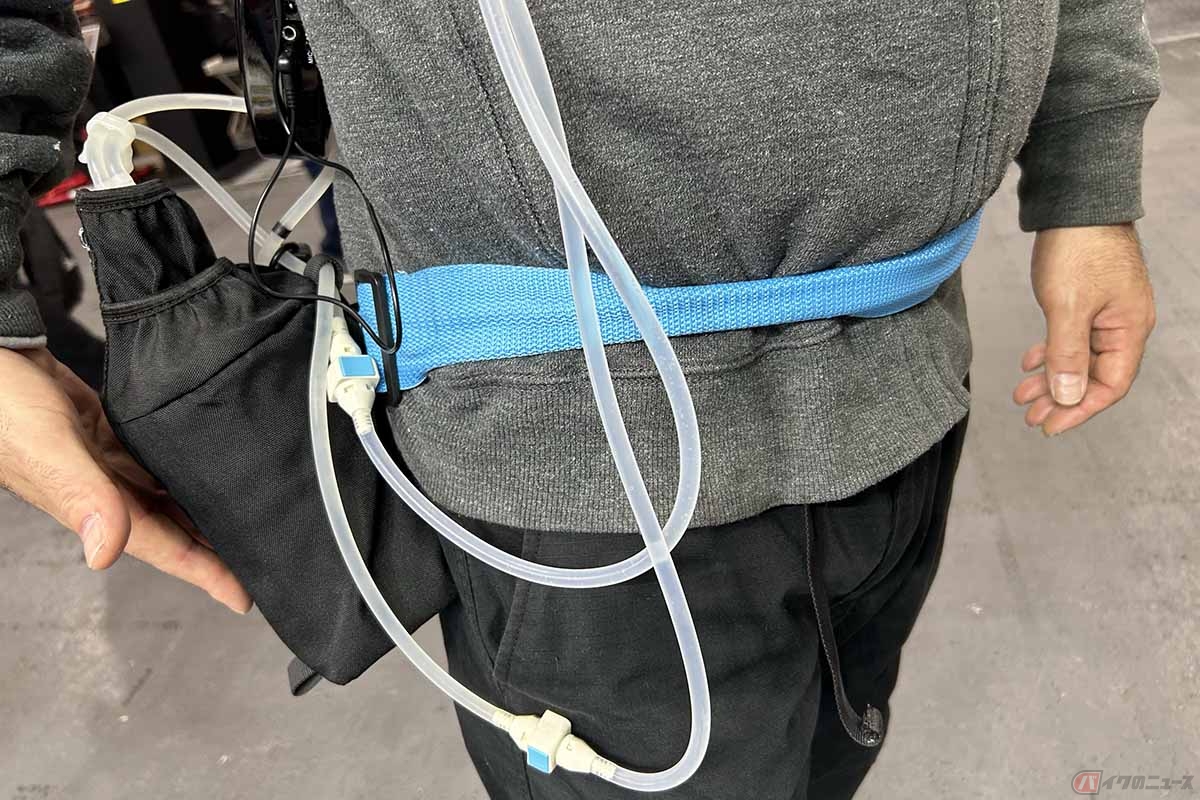 クールスマイルが開発・販売する水冷服「人間エアコン」