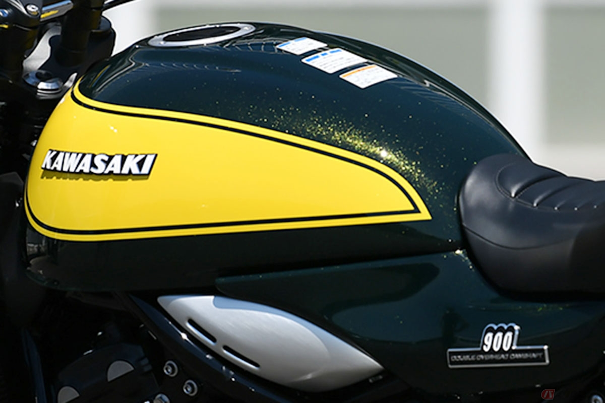 カワサキ「Z900RS Yellow Ball Edition」。光が当たると塗装のラメが美しく輝きます