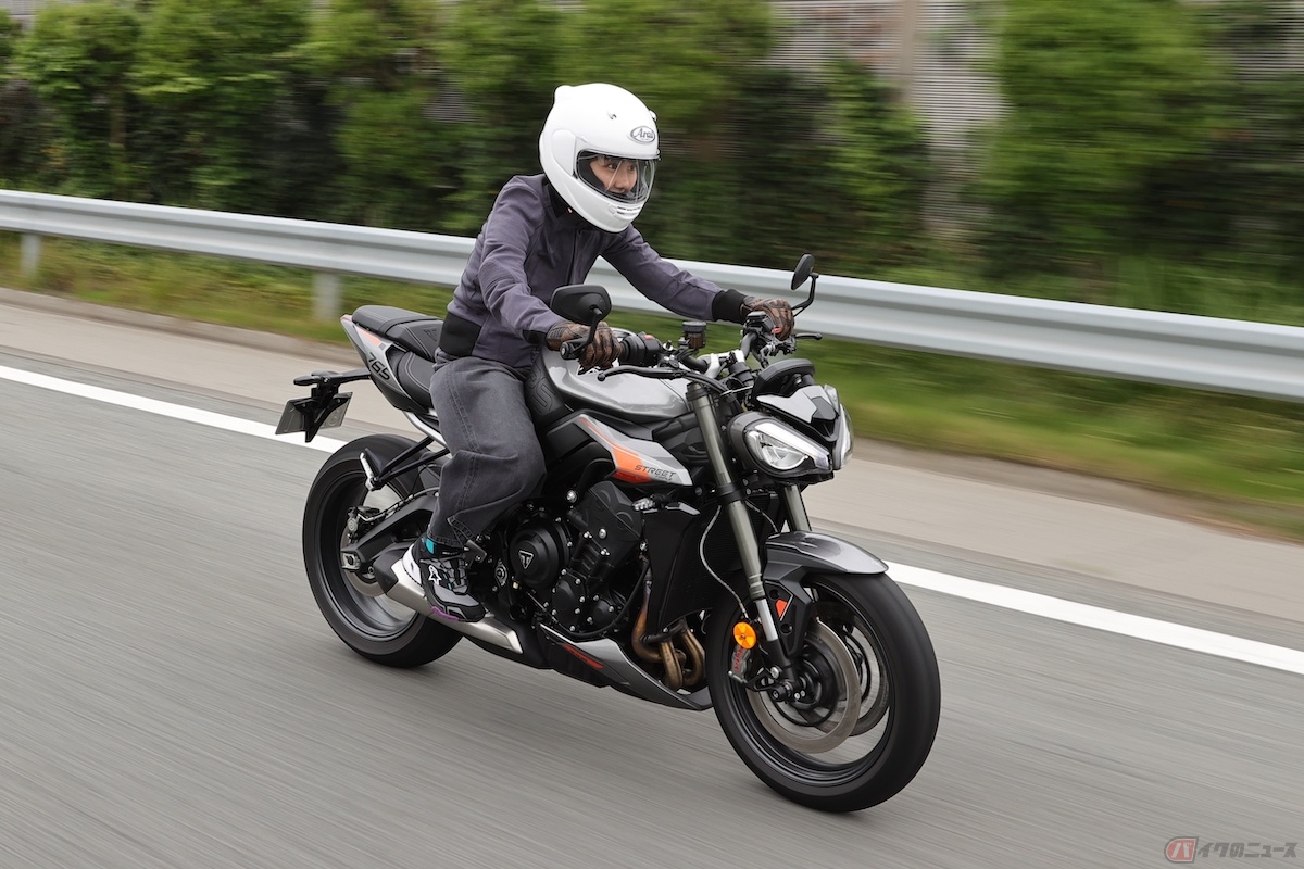 アクセルの開度に応じて加速も車線変更もバイクがクイックに反応してくれる「STREET TRIPLE 765 RS」