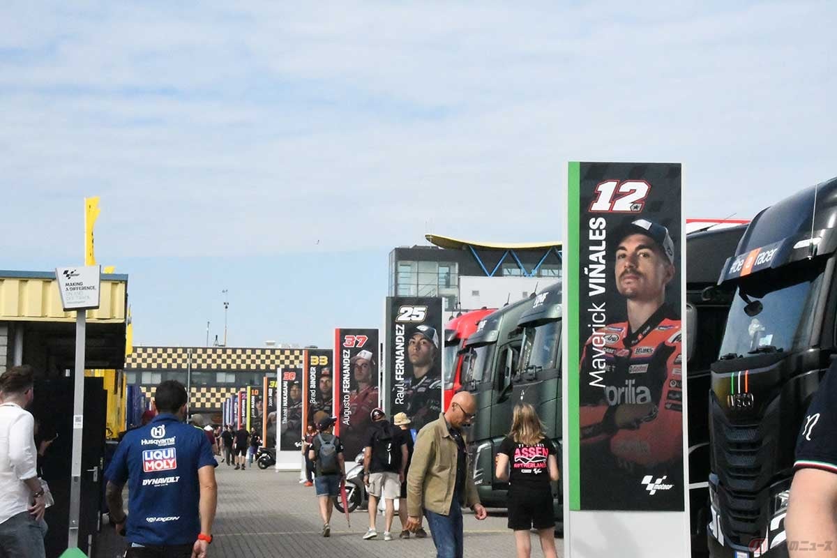 チームのトレーラーが並ぶエリアを1コーナー側から見た並び