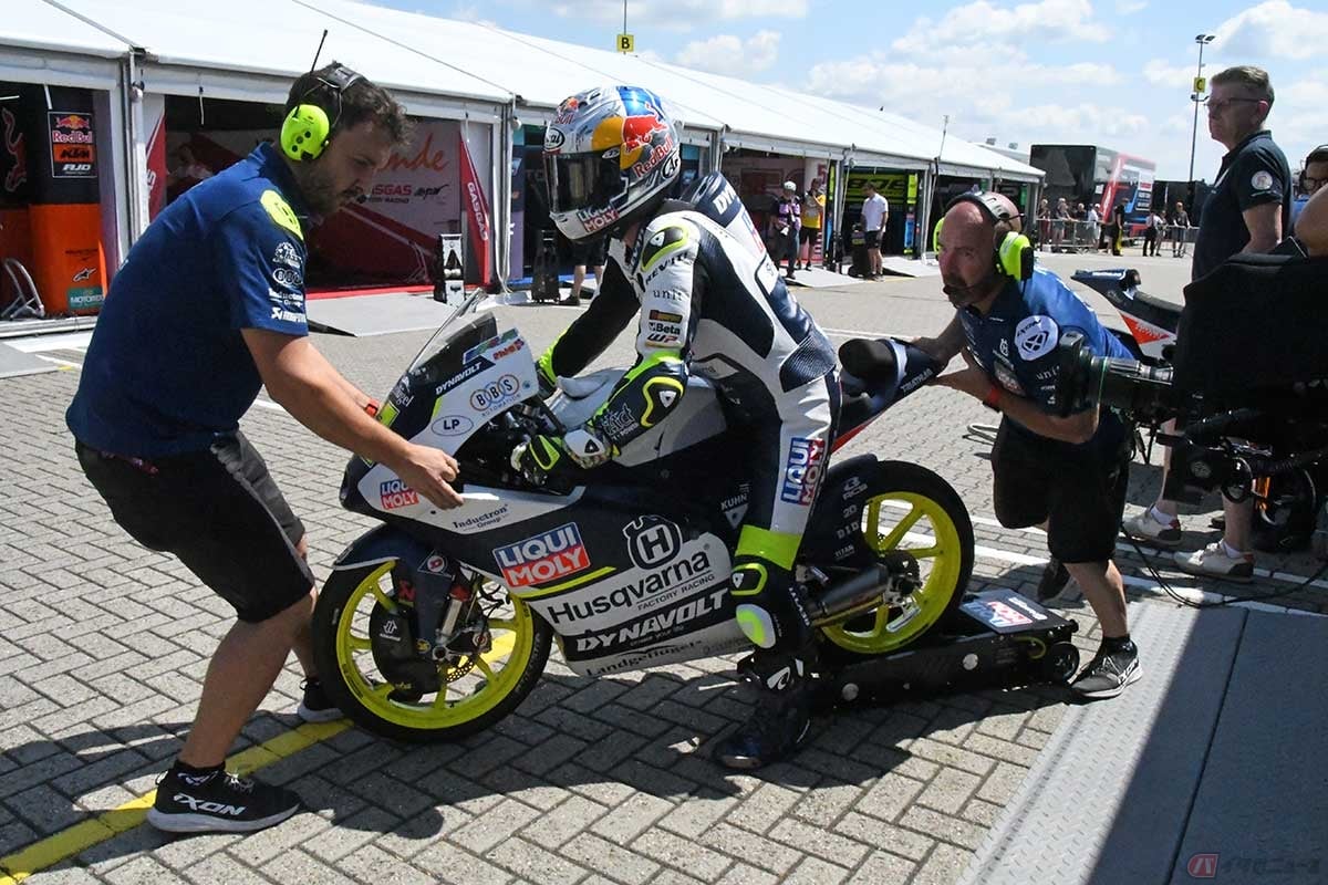 走行に出ていくMoto3ライダー、佐々木歩夢選手(リキモリ・ハスクバーナ・インタクトGP)