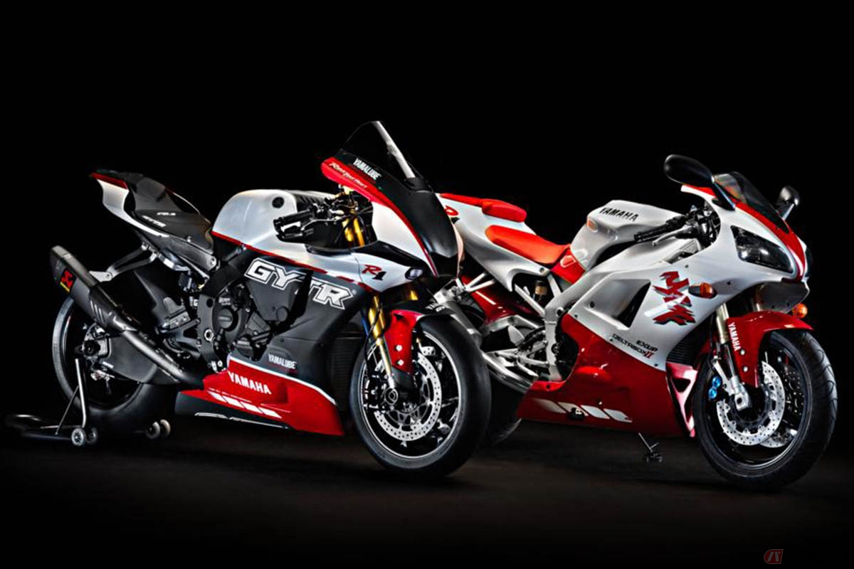 手前からヤマハ「YZF-R1 GYTR PRO 25th Anniversary Limited Edition」と初代「YZF-R1」(1998年モデル)