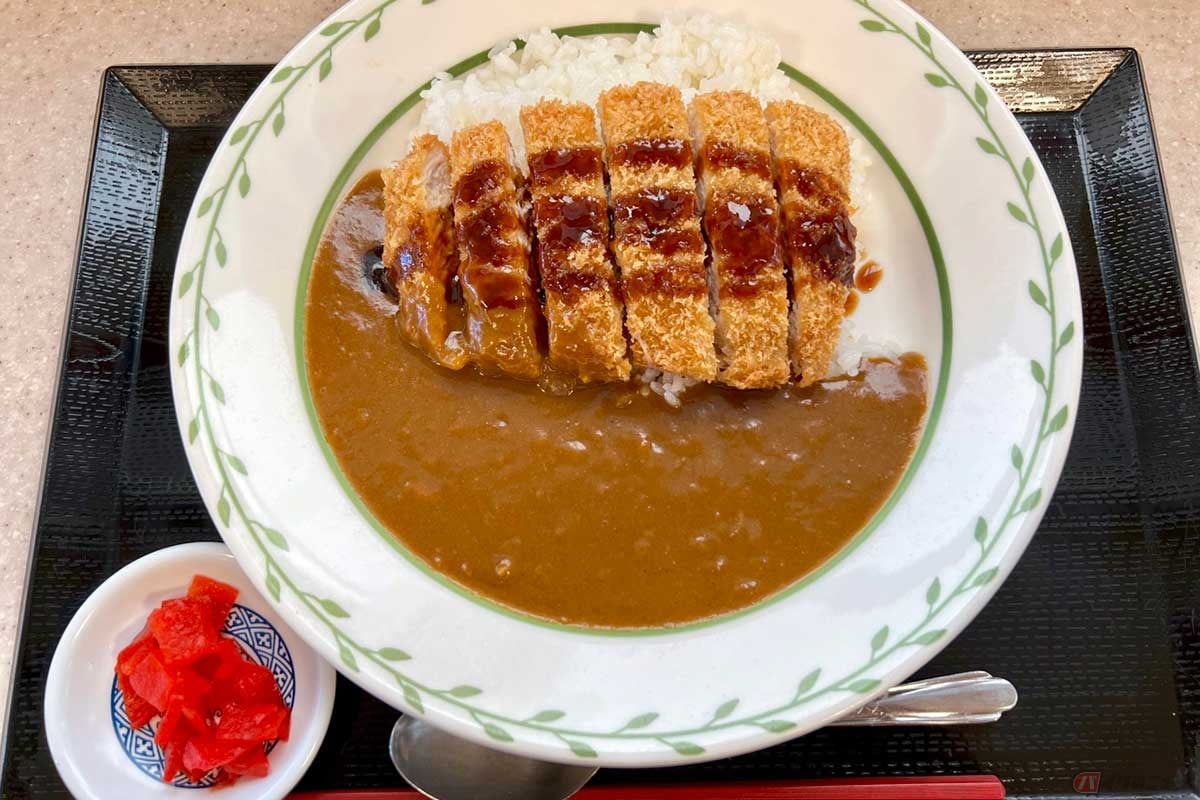 東関道「湾岸幕張PA」(下り)の「いも豚カツカレー」(930円)。カレー自体の味にもしっかりコクがあり満足できるレベル。カツにはソースをかけていただいた