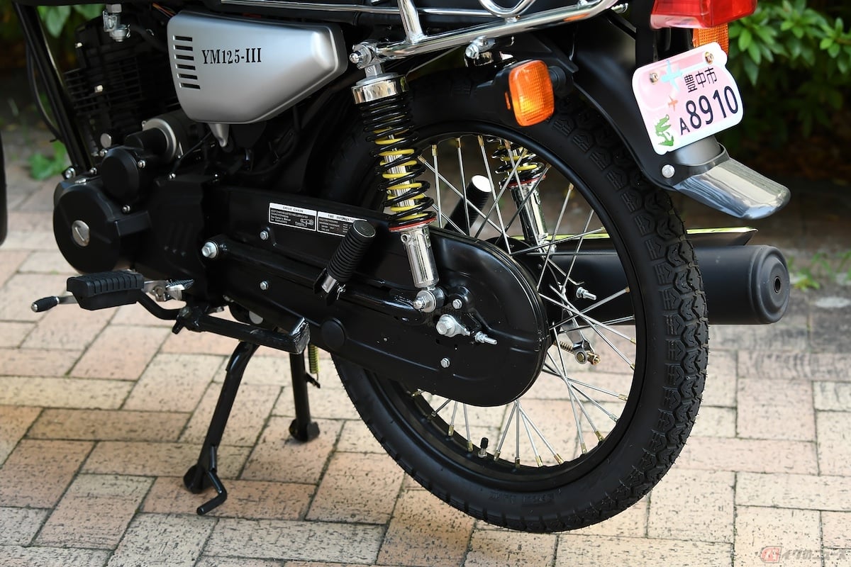 ファイナルドライブはチェーンで、ケースの中で囲われている