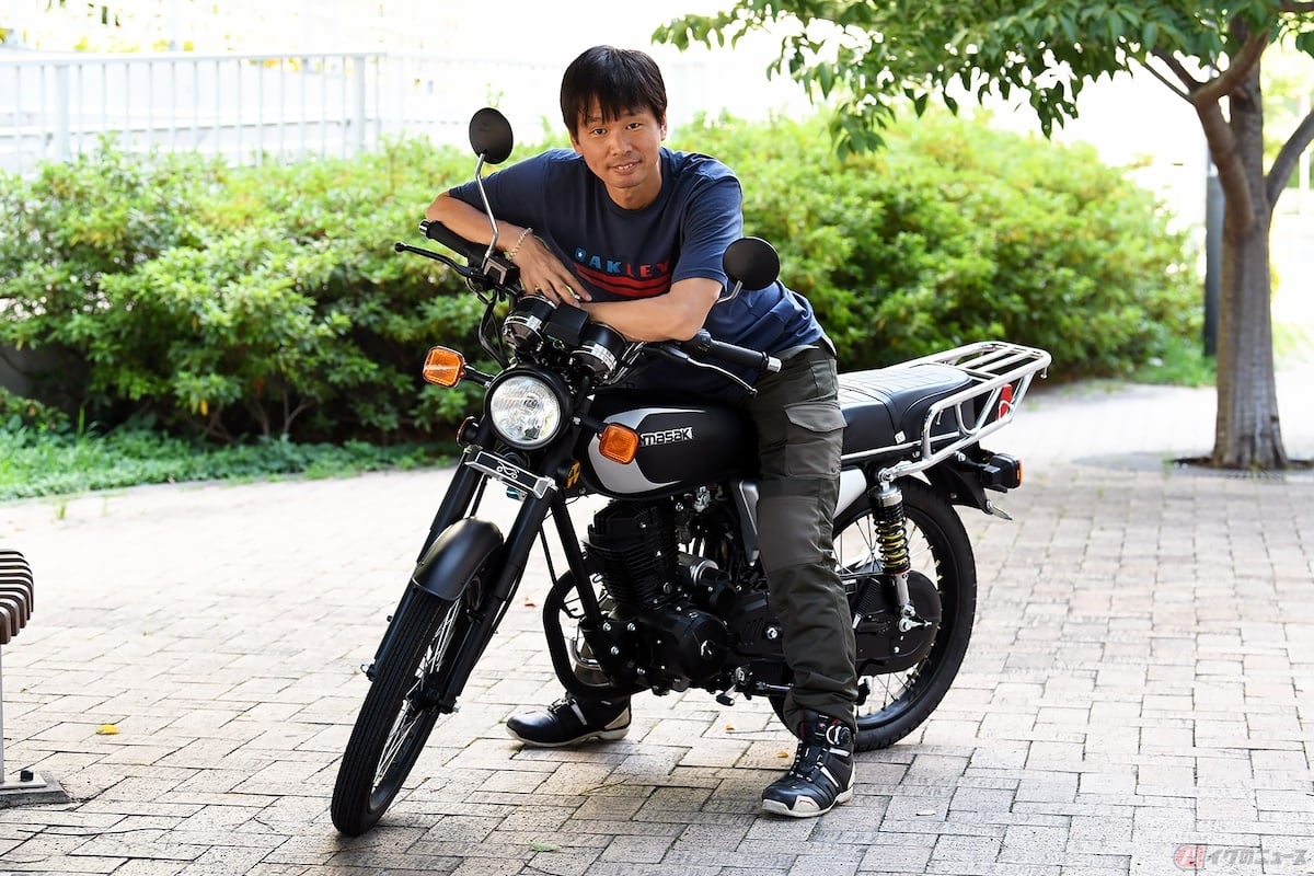 YAMASAKI「YM125-III」に試乗後の筆者(青木タカオ)