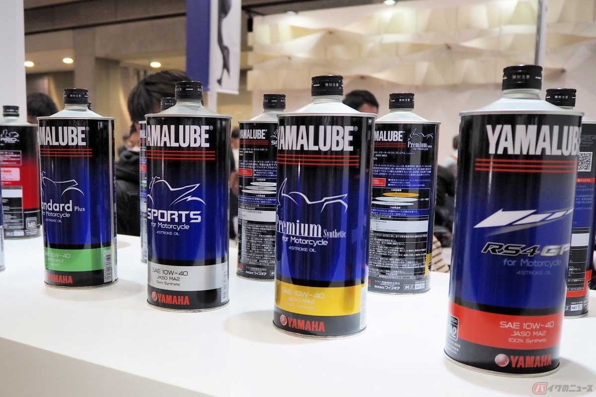 エンジンの内部を潤滑するエンジンオイル。写真はヤマハがリリースするオイルのブランド「YAMALUBE」