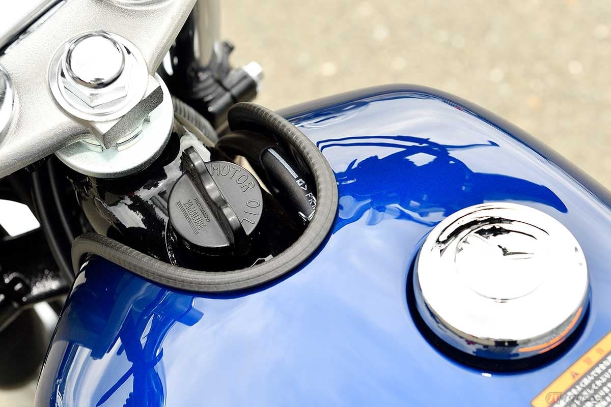 惜しまれながらも生産終了となったヤマハ「SR400」(1978~2021年)は、ルーツが本格オフロードモデルの「XT500」だったためドライサンプ方式を採用。「XT500」は車体を軽量に仕上げるため、メインフレームのパイプ(燃料タンクに挟まれた部分)の中をオイルタンクとして活用