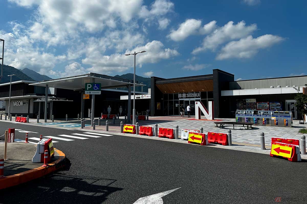 新名神「亀山西JCT」と「新四日市JCT」の間にある「鈴鹿PA」（上下集約）。上り線側にある「N」のモニュメントは「Nagoya」の頭文字