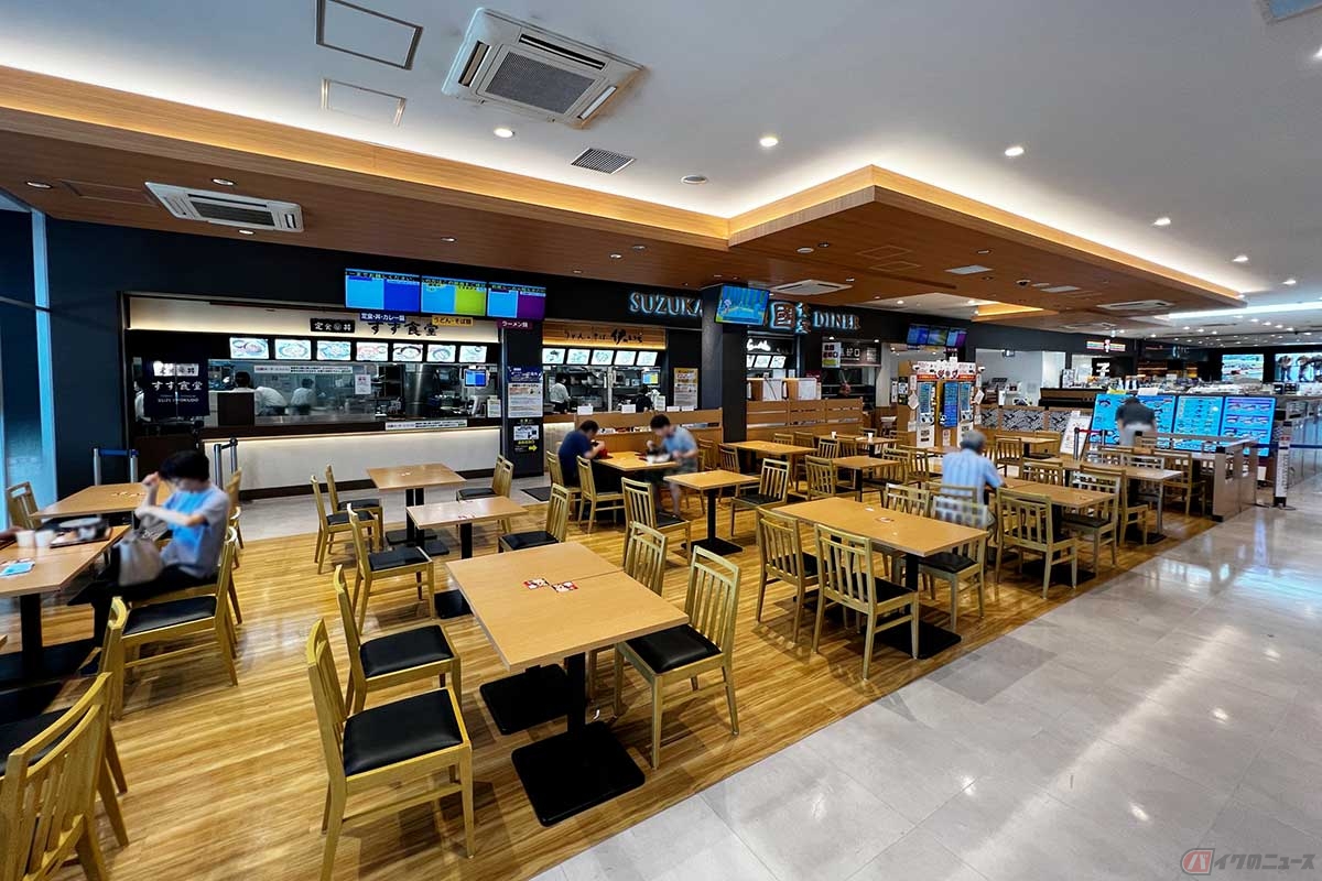 「鈴鹿PA」のフードコートには、「定食・丼 すず食堂」、「うどんとそば 伊のいち」、「鈴鹿ラーメン 啜乱会」の3店が並ぶ