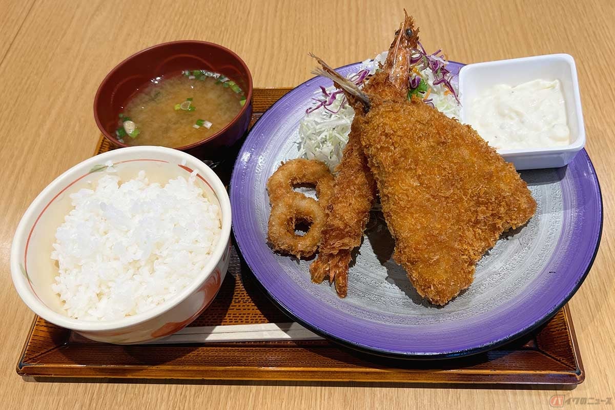 新名神「鈴鹿PA」のフードコートでいただく「定食・丼 すず食堂」の「ミックスフライ定食(アジフライ・エビフライ・イカリング)」。タルタルソース多め