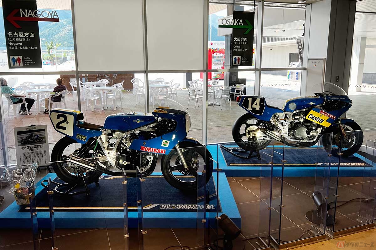 「モリワキ」は50周年らしく、施設内の展示スペースには1981年の「モリワキ・モンスター」と1983年の「モリワキ ZERO X-1」が並べられていた