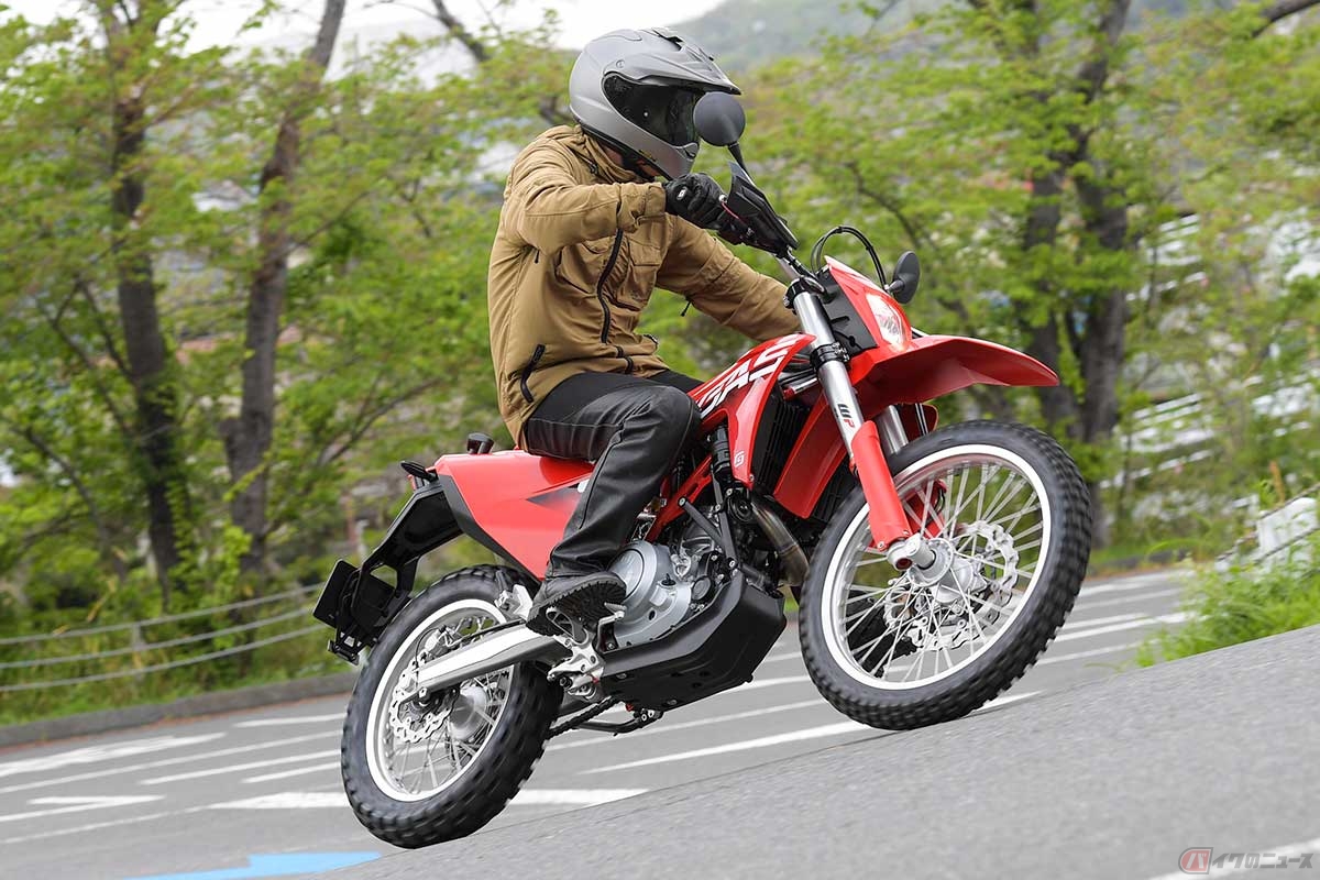 GASGAS「ES 700」(2023年モデル)に試乗する筆者(中村友彦)
