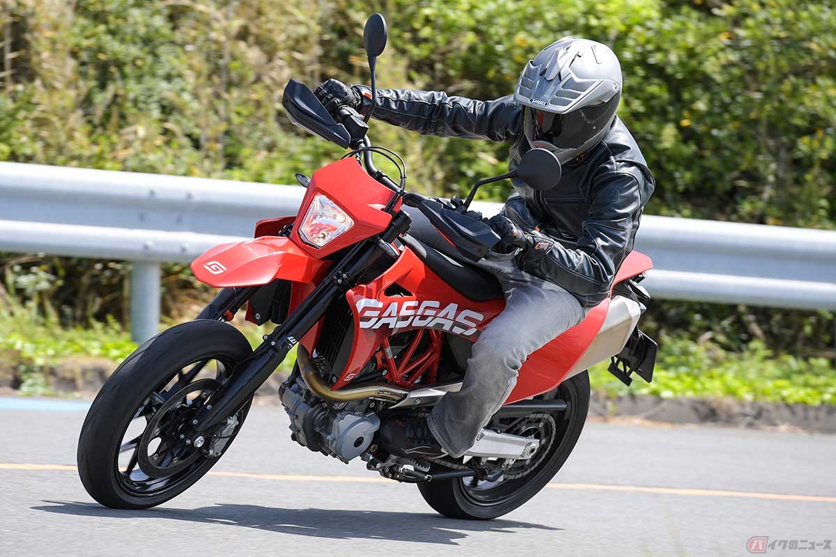 GASGAS「SM 700」（2023年モデル）に試乗する筆者（中村友彦）