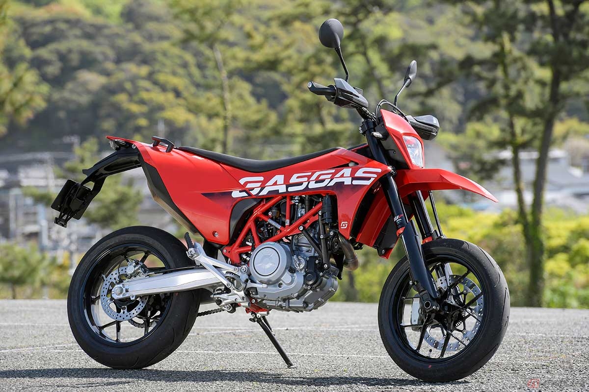 GASGAS「SM 700」(2023年モデル)は前後17インチサイズのキャストホイールを装備するスーパーモタード(スーパーモト、モタード)スタイル。サスペンショントラベルはフロント215mm/リア240mm