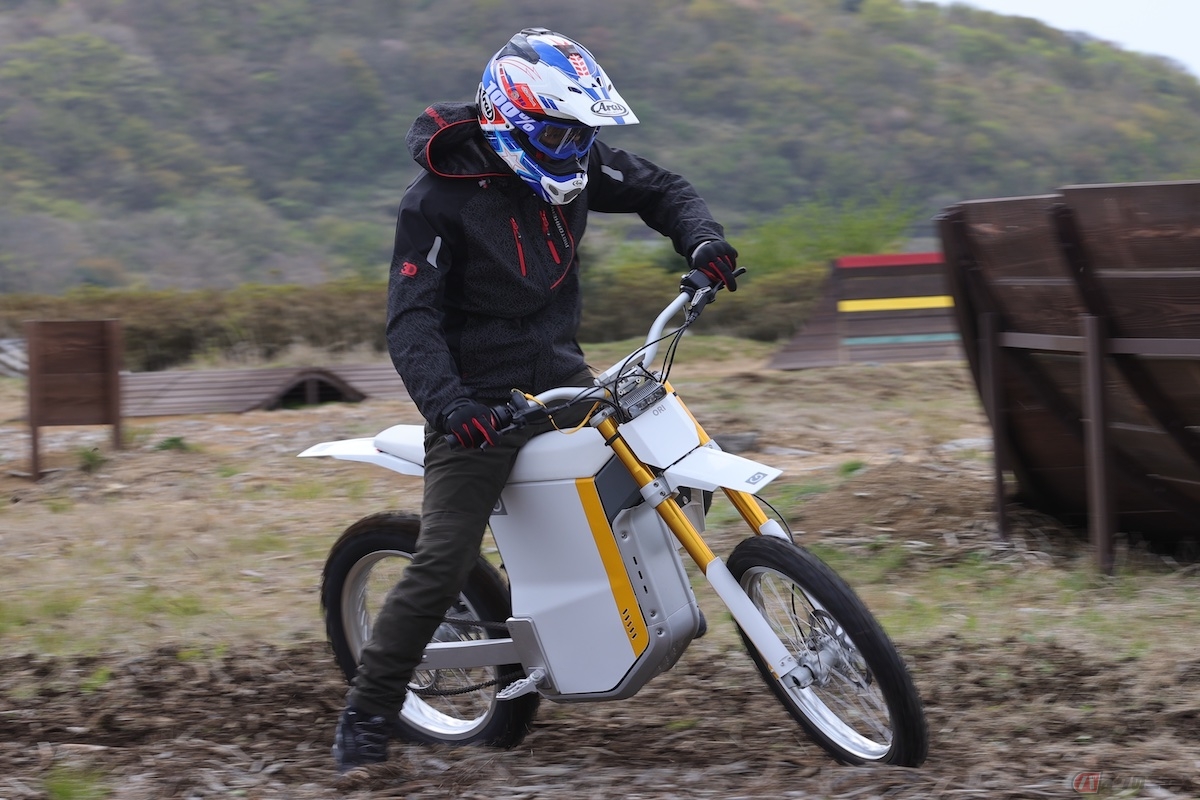 軽量な車体に、走破性に優れる足まわりを持つ電動バイク「GOWOW ORI」に試乗する筆者(青木タカオ)