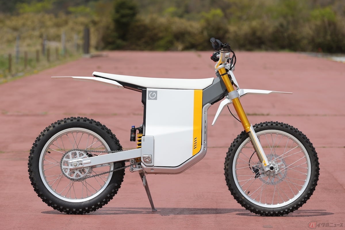 高剛性のアルミニウム合金製フレームは、ロードスポーツのようなツインスパー式で堅牢な構造