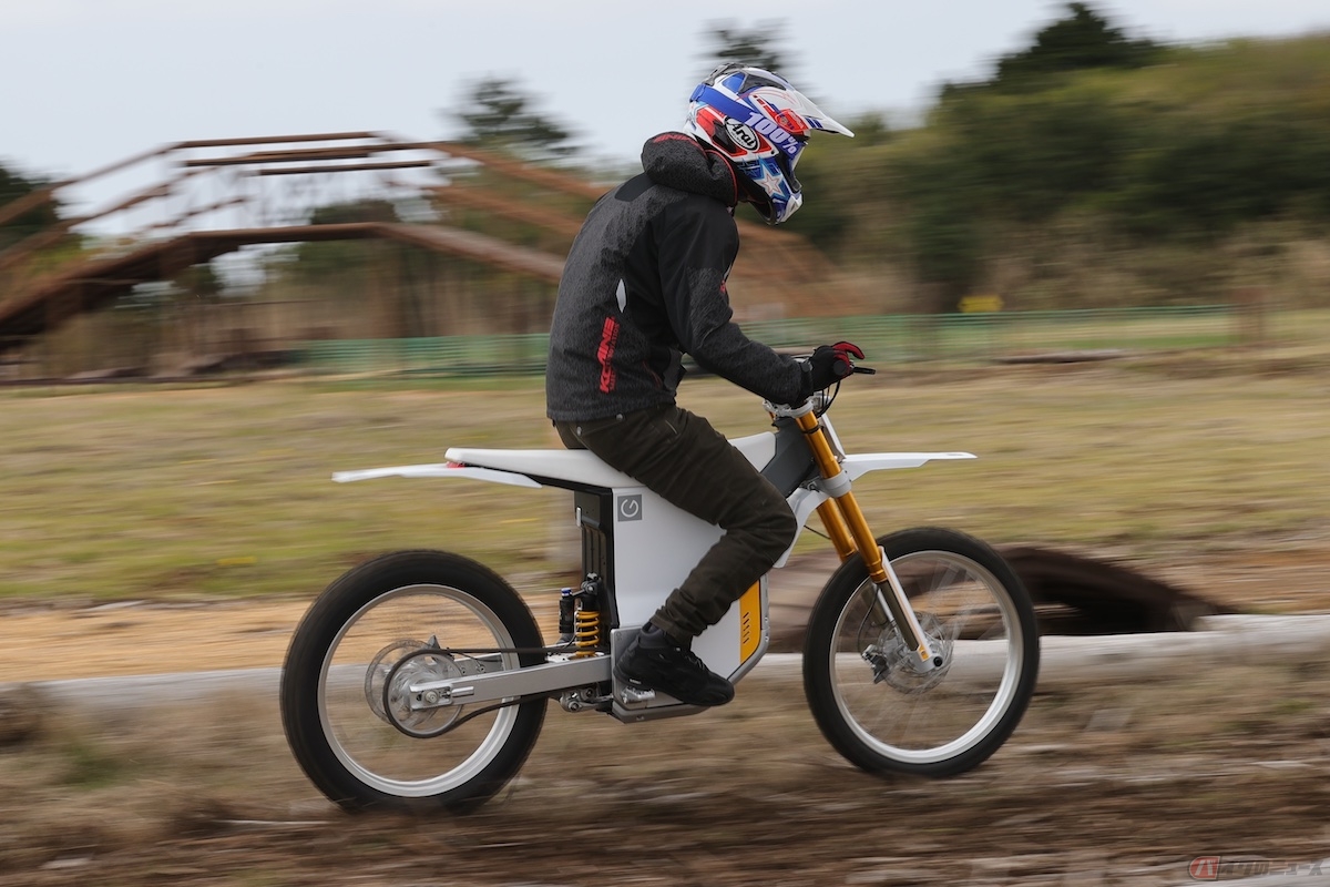 速度が上がってからはフラットな出力特性で、車体の挙動は落ち着く