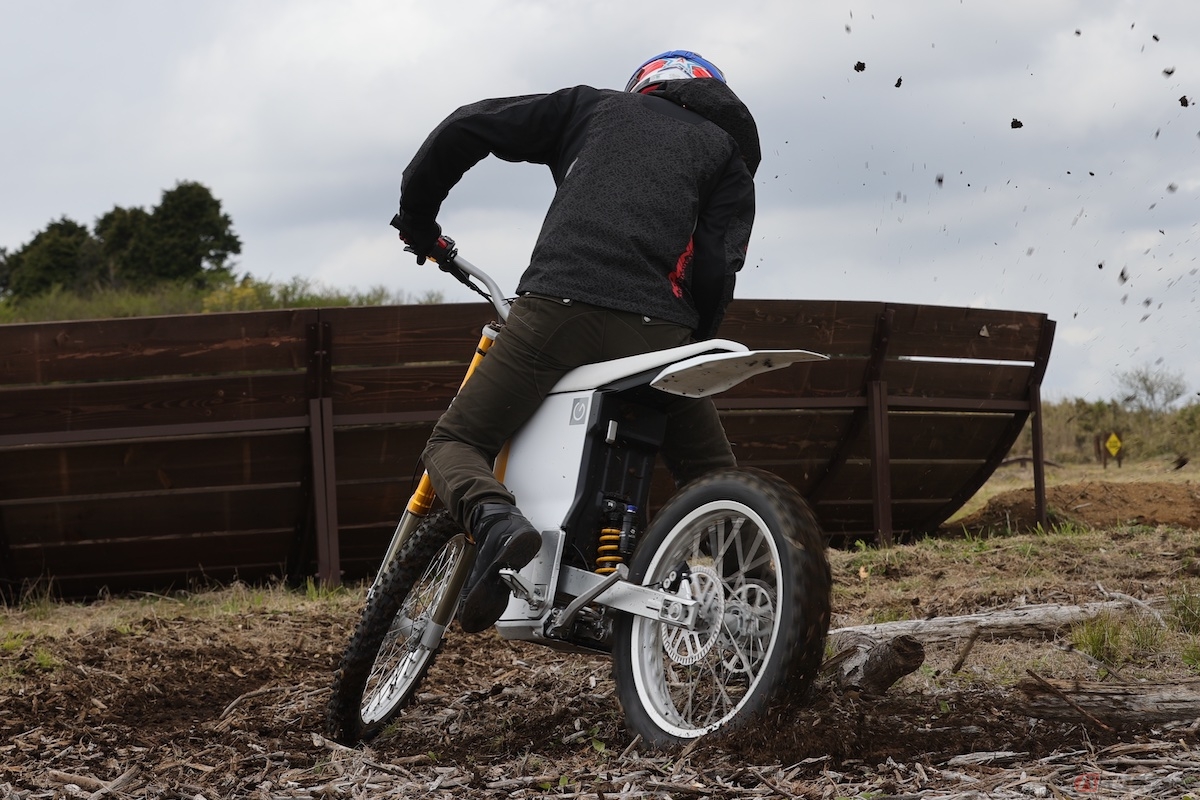 小さな車体を活かしつつ、タイトコーナーでは小回りが効く