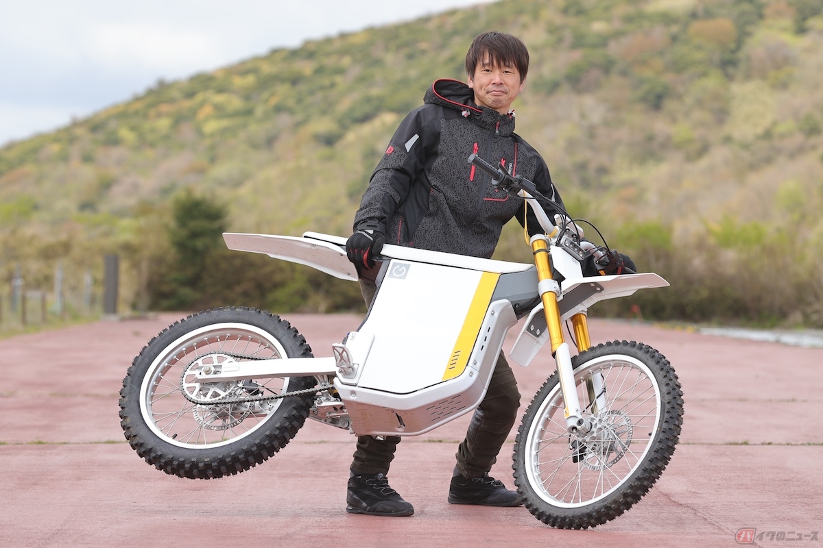 わずか73kgしかない軽量な車体を持ち上げる筆者(青木タカオ)