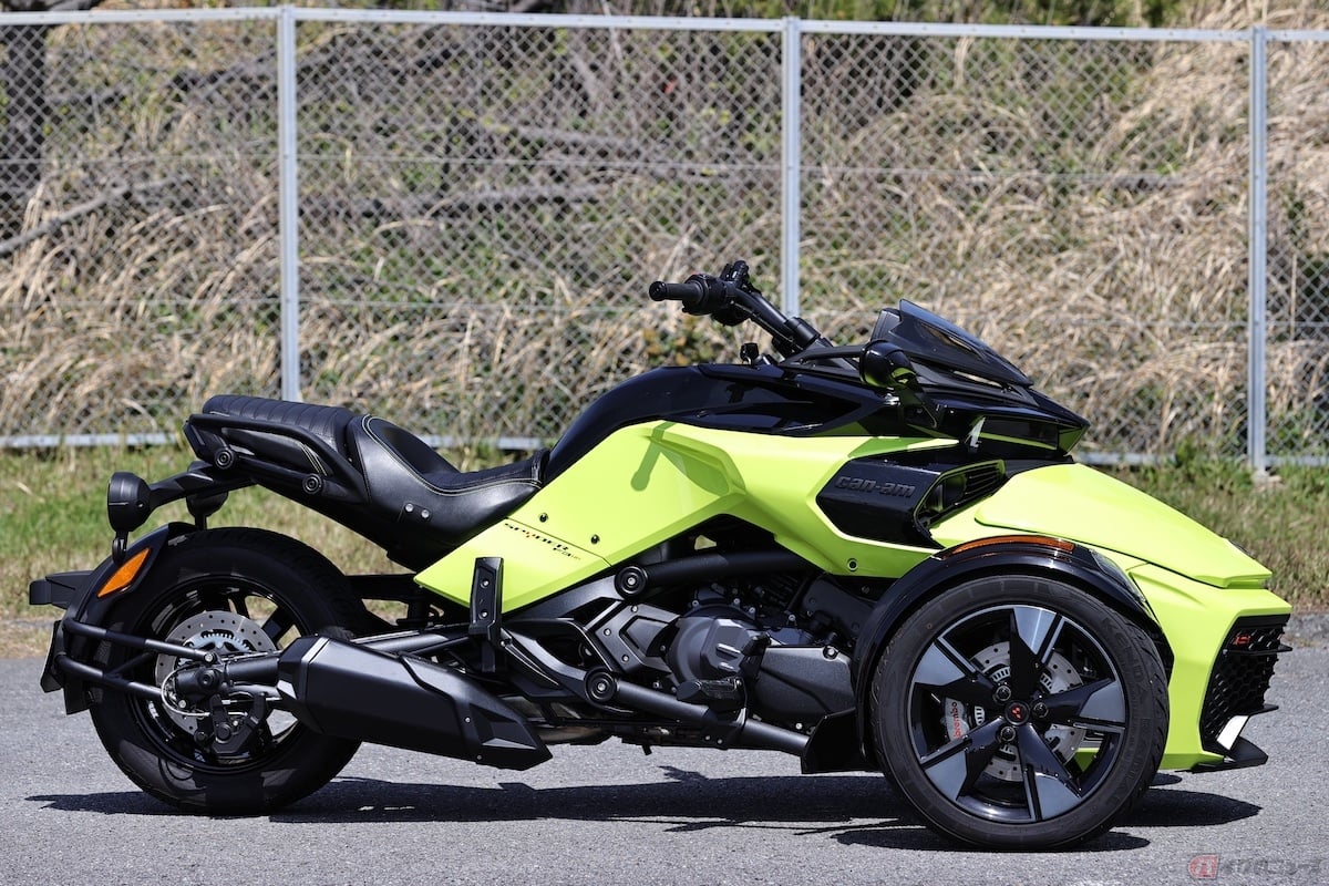 2分割するとまるで車とバイクが合体したような形に見える