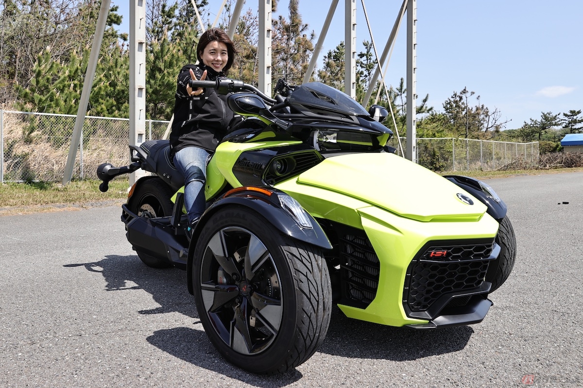 車体が車のようにガッチリと自立しているので足を着く必要はない