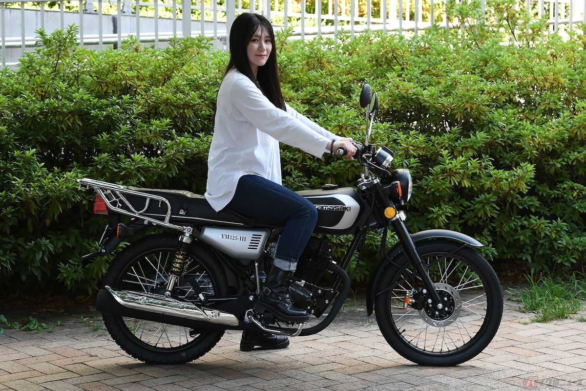 車体の乾燥重量が98Kgとめちゃくちゃ軽く片足でも支えられる!