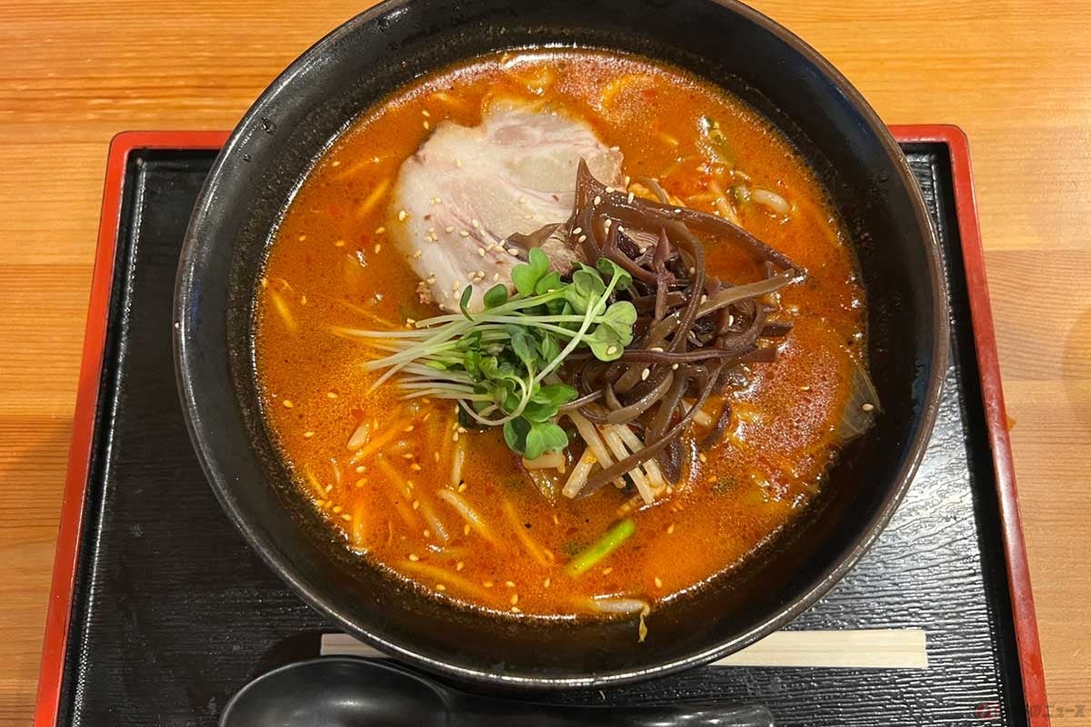 上信越道「藤岡PA」(上り)の「大勝園」人気No.1メニュー「地獄ラーメン」(950円)は、看板の写真ほど真っ赤でもなく、少し安心。辛味噌仕立てのスープには旨味とコクが詰まっていた