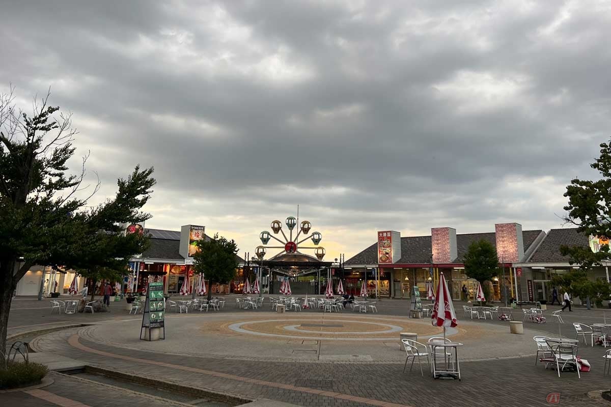 「藤岡PA」(上り)は「ハイウェイオアシス ららん藤岡」と併設している。一般道からの利用客も集まる、中央広場や観覧車まである憩いのスペースだ