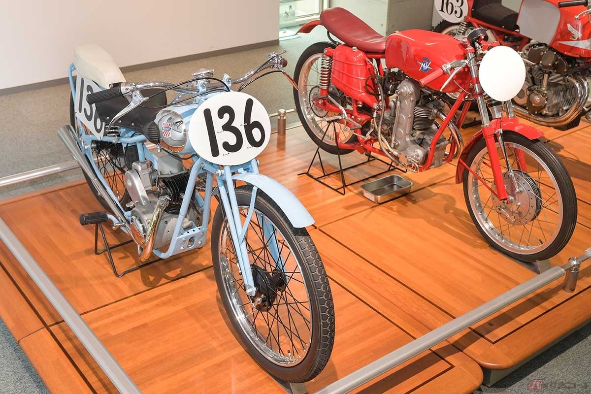 「R125」(水色の車両)のOHVエンジンは6psで2段変速、最高速度は115km/hだった。一方当時のイタリア製バイク、MVアグスタ(赤色の車両)はOHCエンジンで16psを発揮、4段変速で最高速度は145km/hだった