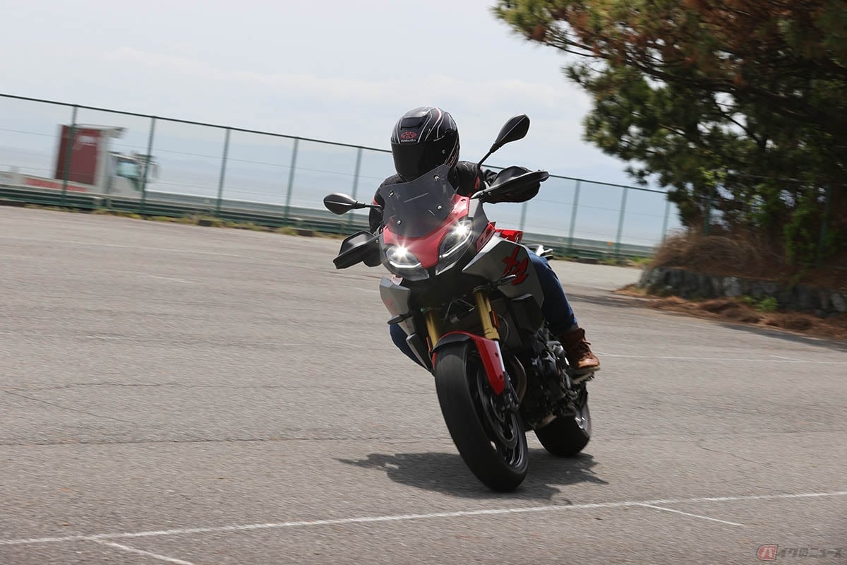 BMW「F900XR」の走りを楽しむ筆者(先川知香)