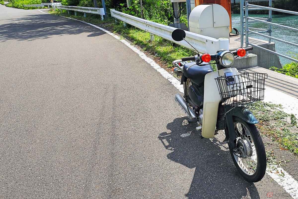 路上に駐車されたバイク