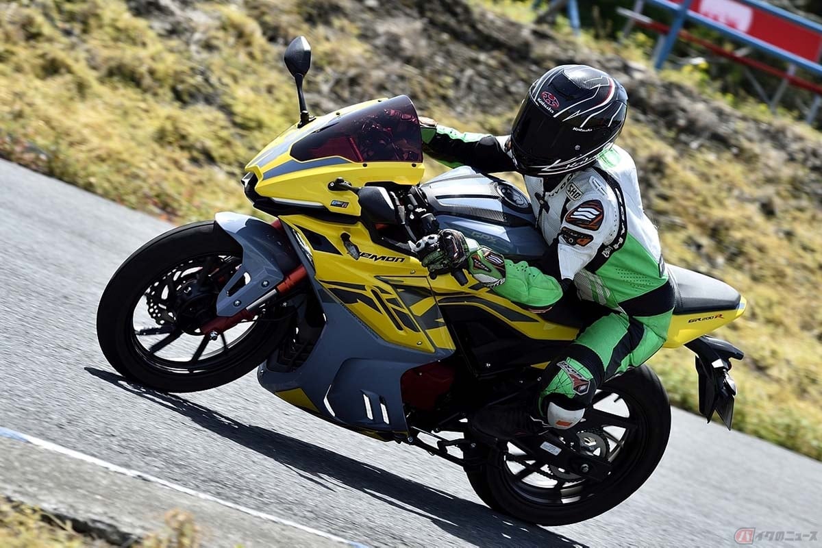 GPX「デーモンGR200R 4v」の走りを楽しむ筆者(先川知香)