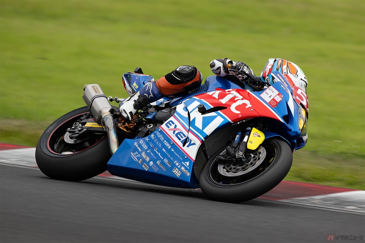 鈴鹿サーキットをスズキ「GSX-R」で走行する石塚健選手