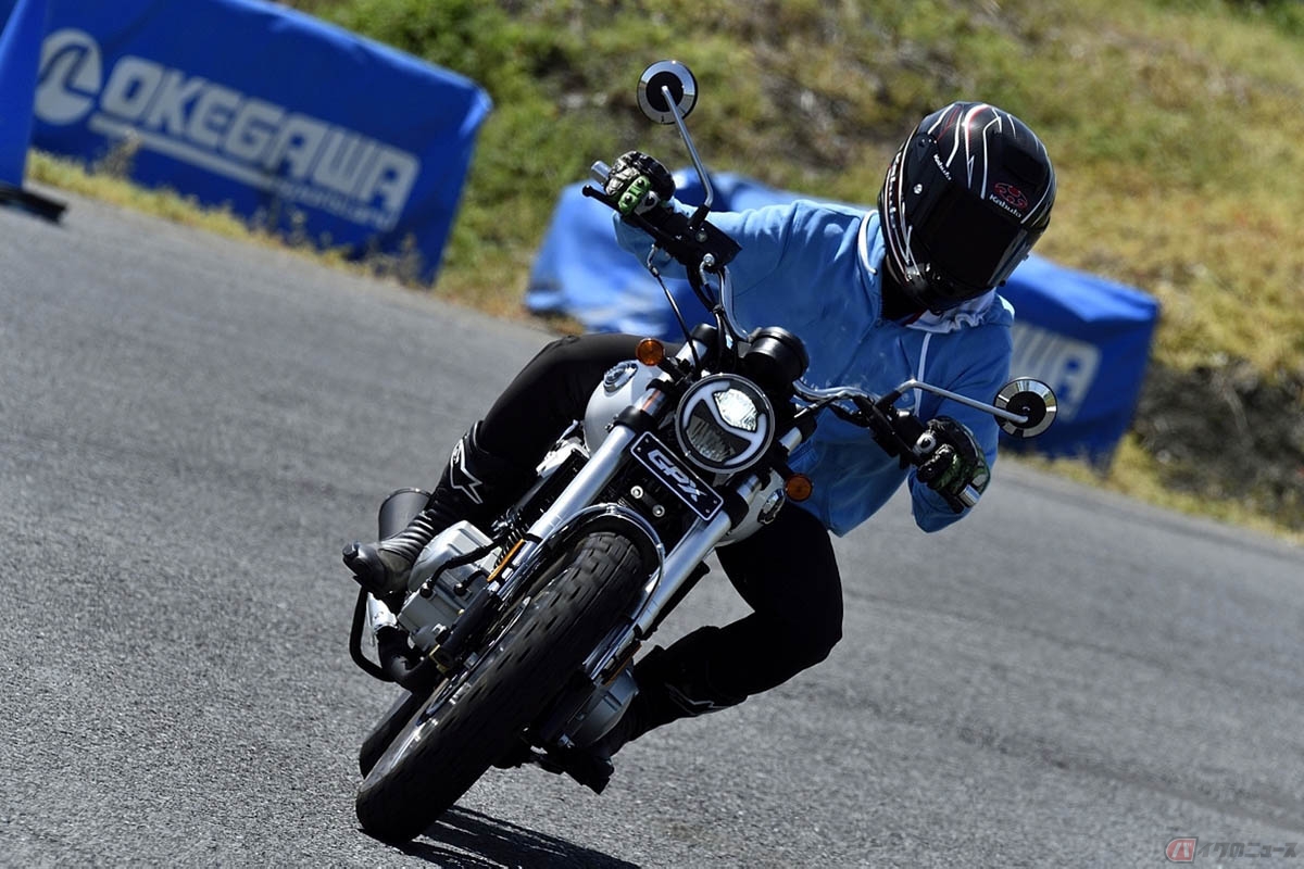 GPX「レジェンド250ツイン3」の走りを楽しむ筆者(先川知香)