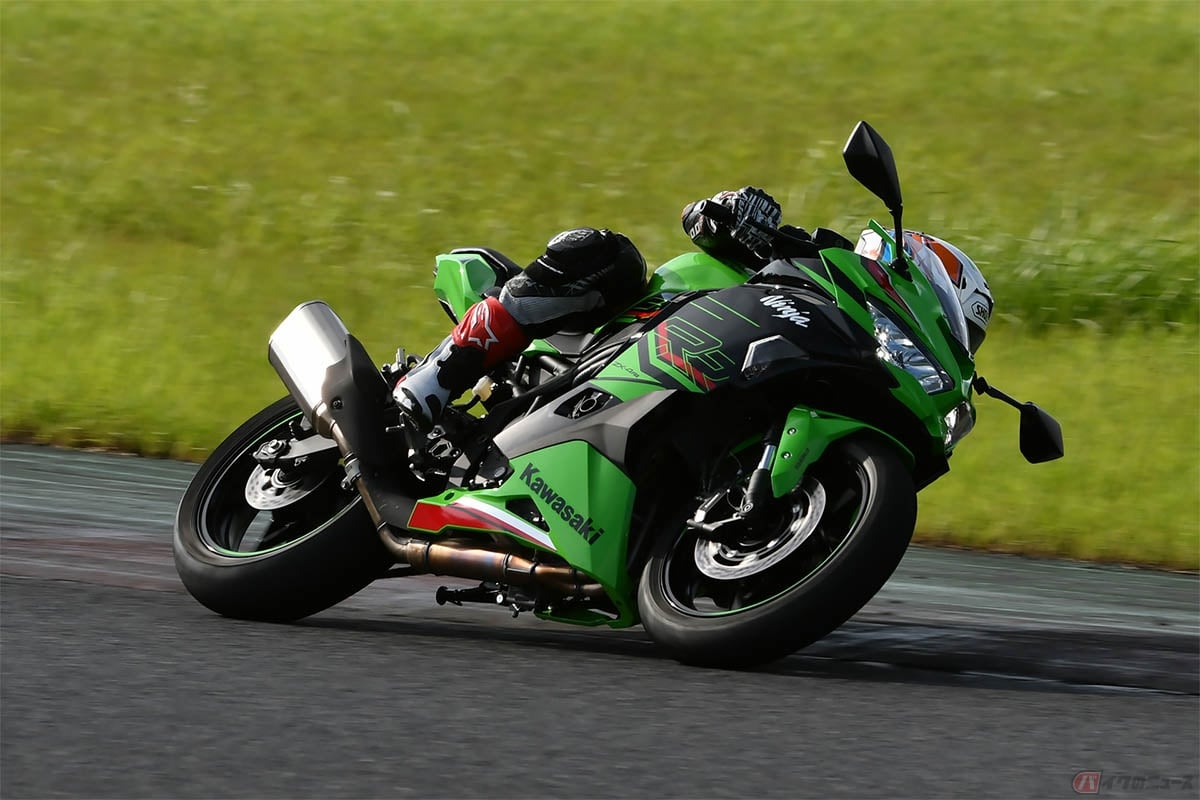 カワサキ「Ninja ZX-4RR KRT EDITION」を駆り、袖ケ浦フォレストレースウェイを疾走する石塚健選手