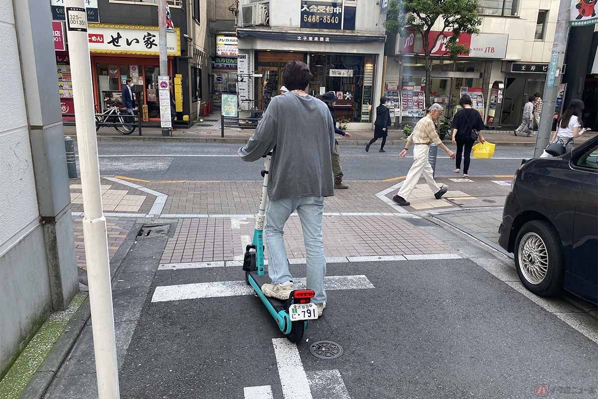 運転免許を持っていない人は、特定小型原動機付自転車に関する交通ルールを理解することが必要。
