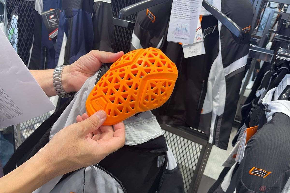 やわらかい素材が魅力のD30プロテクター