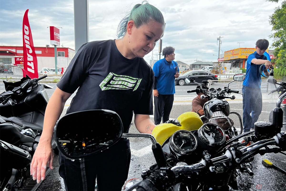 スポンジでバイクを拭くクリステル・チアリさん