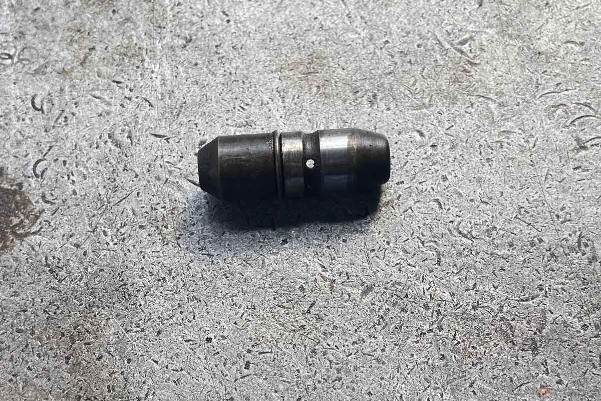 ホンダ「ベンリィC92」の吸気バルブガイドには横穴が開いており、この穴はインテーク右側のニップルからビニールチューブを経由してエアクリーナーまで繋がっている