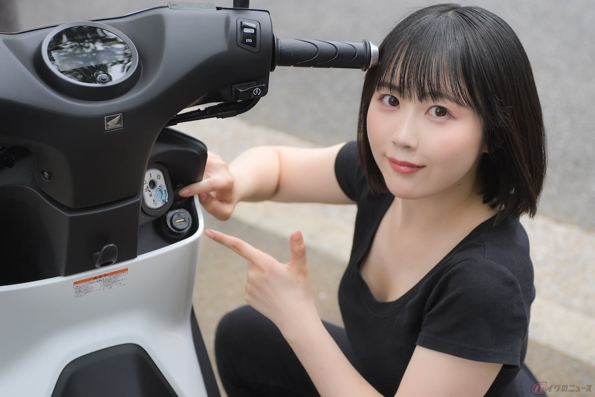 エンジンの始動は、キーを回してブレーキを握りながらイグニッションスイッチをオン