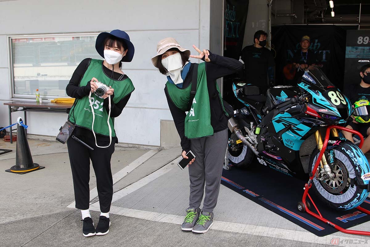 初ピットウォークを楽しむ小野木ちゃん(小野木里奈)とはづきちゃん(高梨はづき)