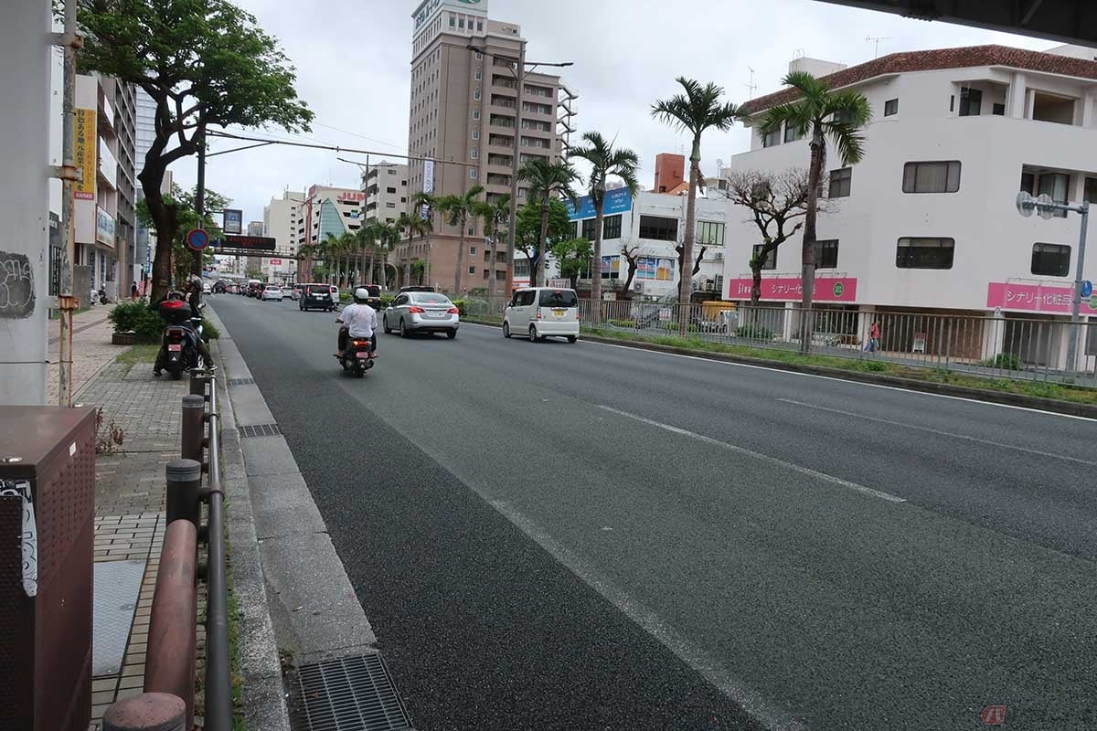 沖縄の異国感溢れる街並み(国道58号線)