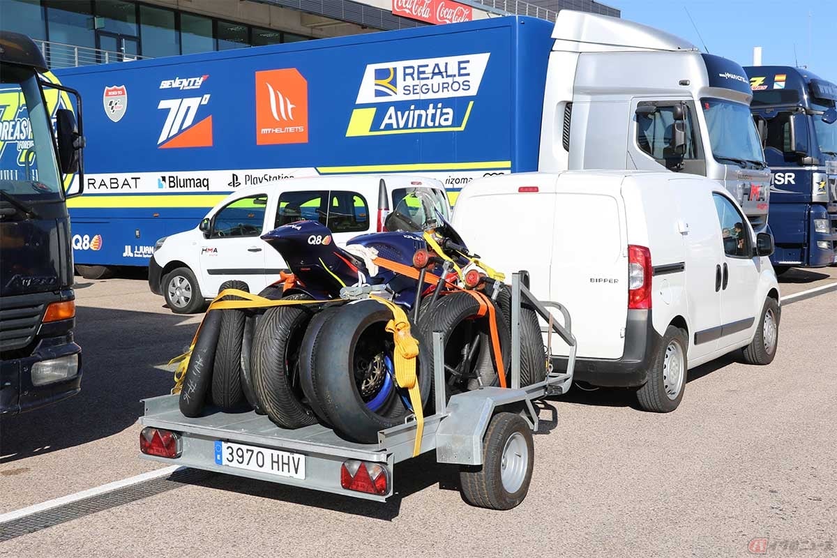 バイクをクルマで牽引する際は道路交通法や運送車両法に基づいて積載しなければならない