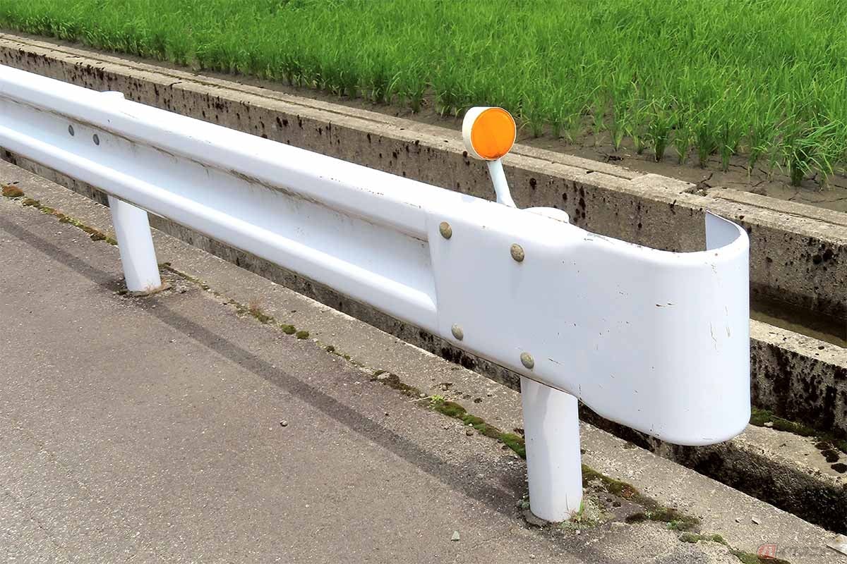 ガードレールの端の丸まった部分は「袖ビーム」という名前
