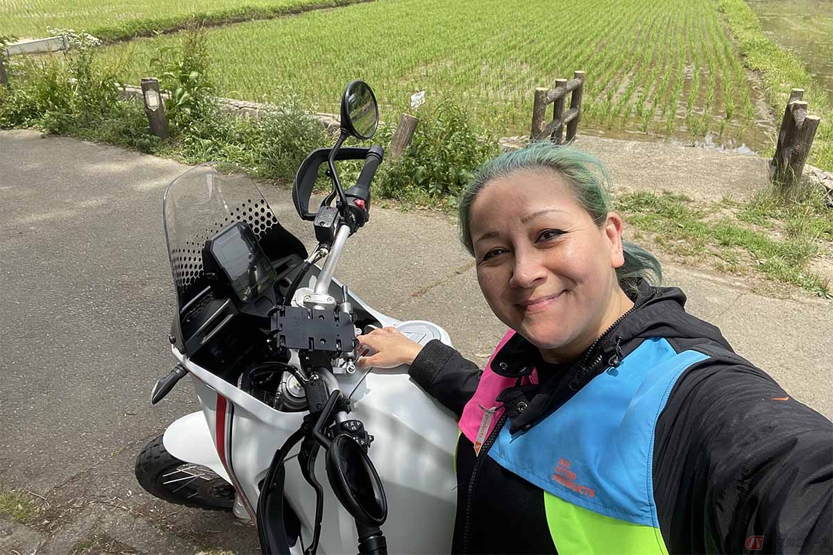 ドゥカティ「DESERT X」とクリステル・チアリさん