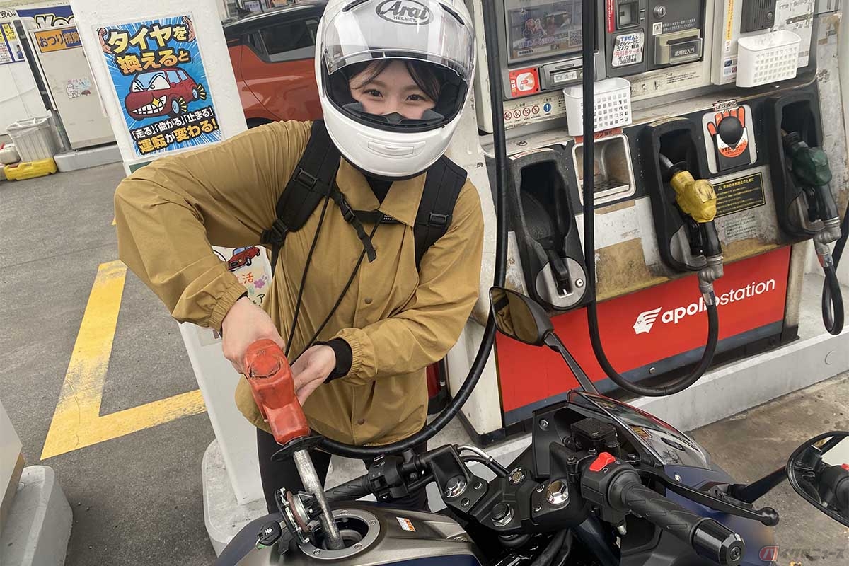 セルフのガソリンスタンドではタッチパネルを操作して給油する